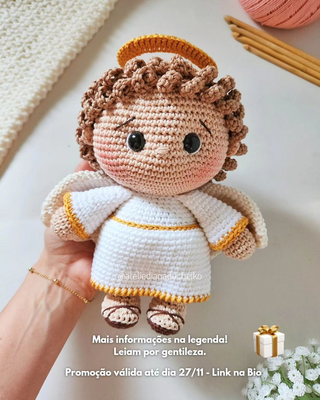 Padrão de crochê de um anjo usando um vestido branco.