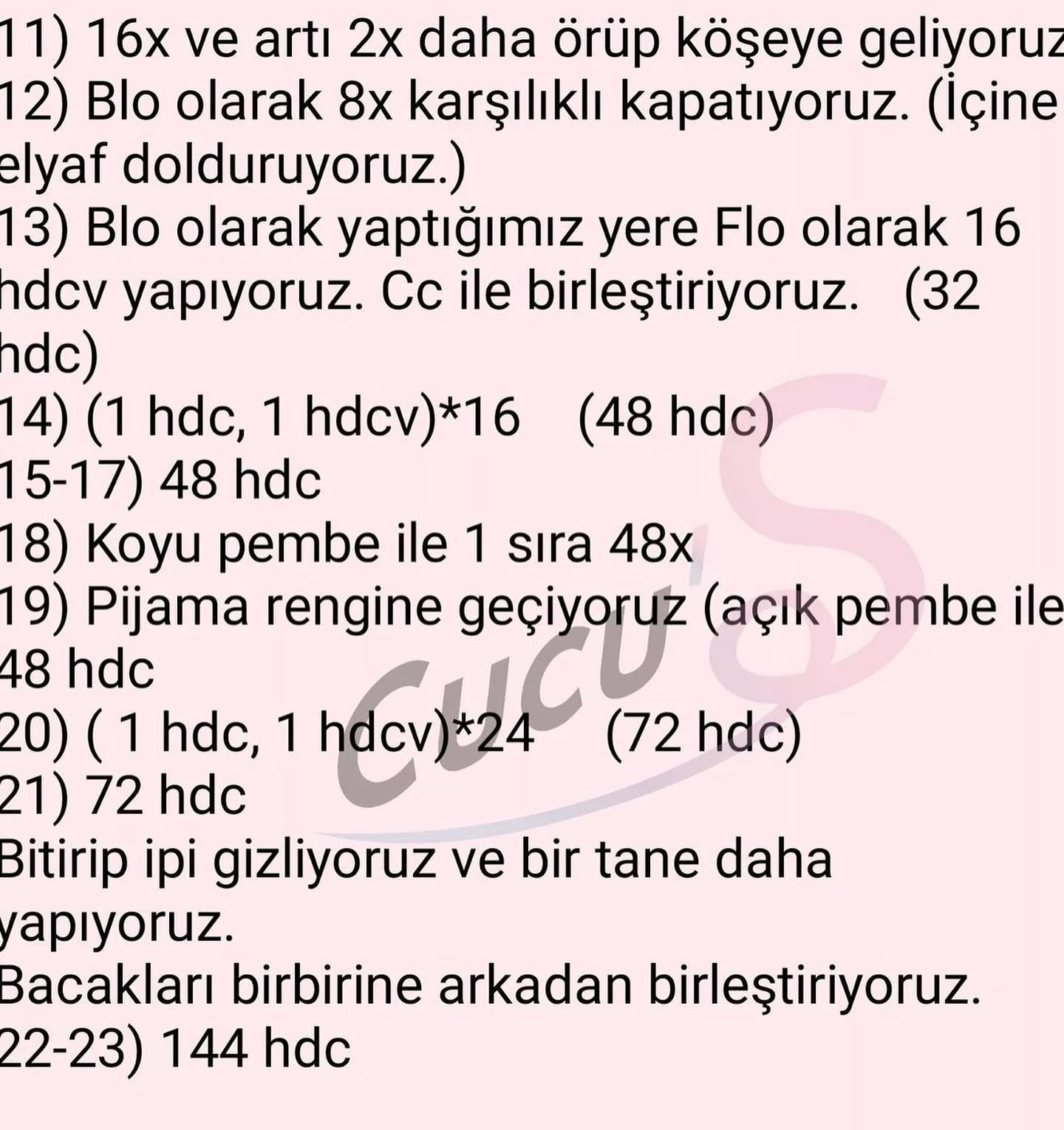 Pembe elbise giyen bir tavşan için tığ işi modeli.