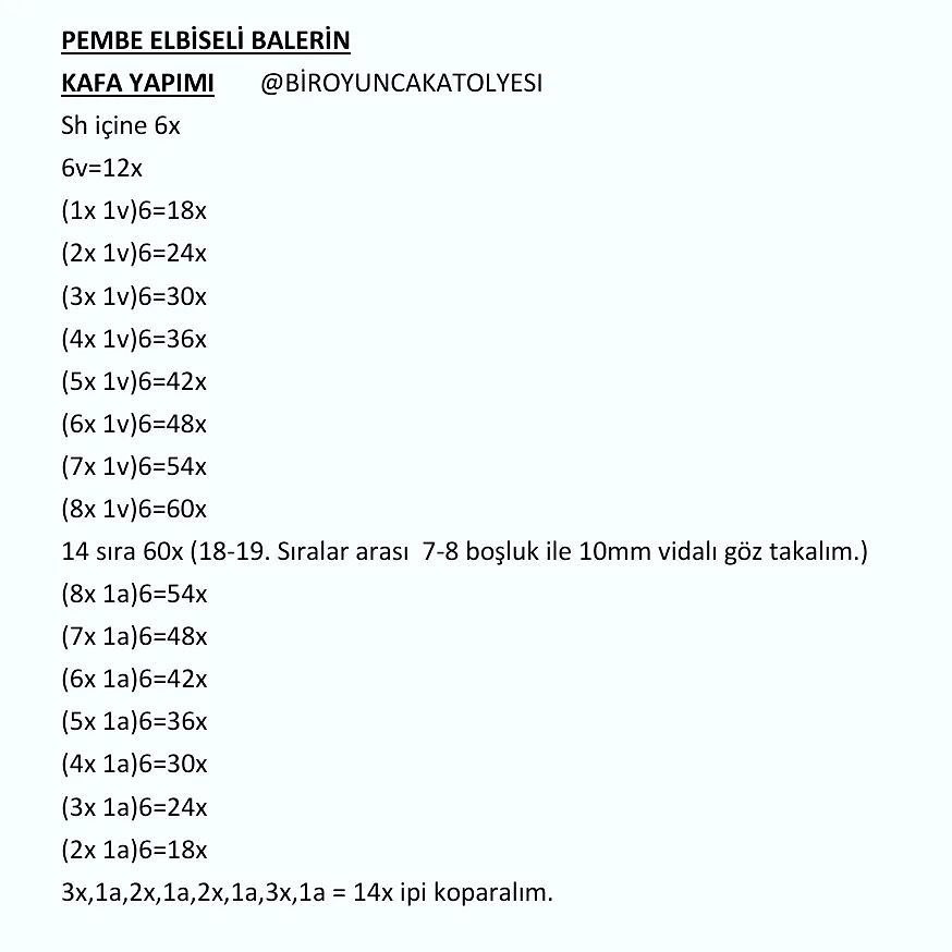 Pembe fiyonklu pembe bir elbise giyen sarı saçlı bir bebek için tığ işi modeli.