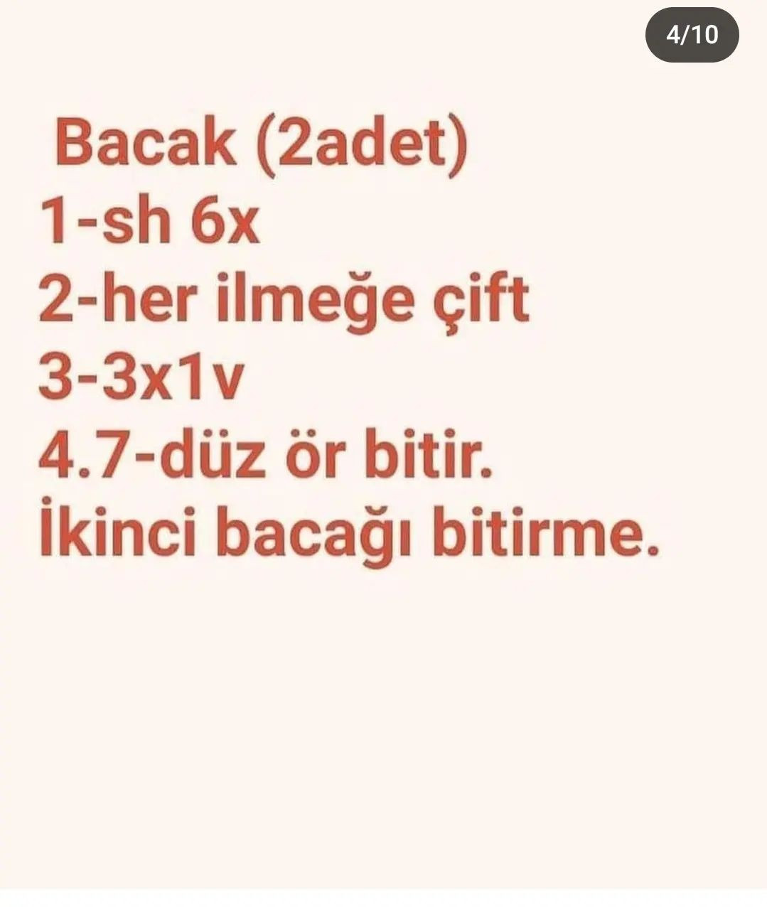 Şapka ve atkı takan penguen tığ işi modeli