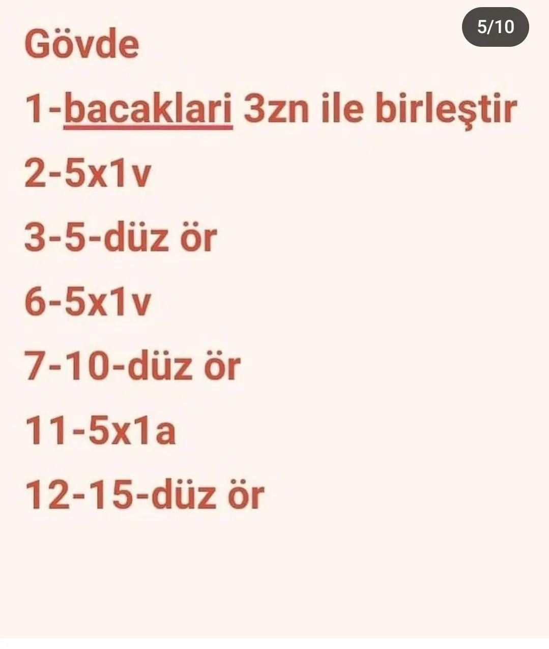 Şapka ve atkı takan penguen tığ işi modeli