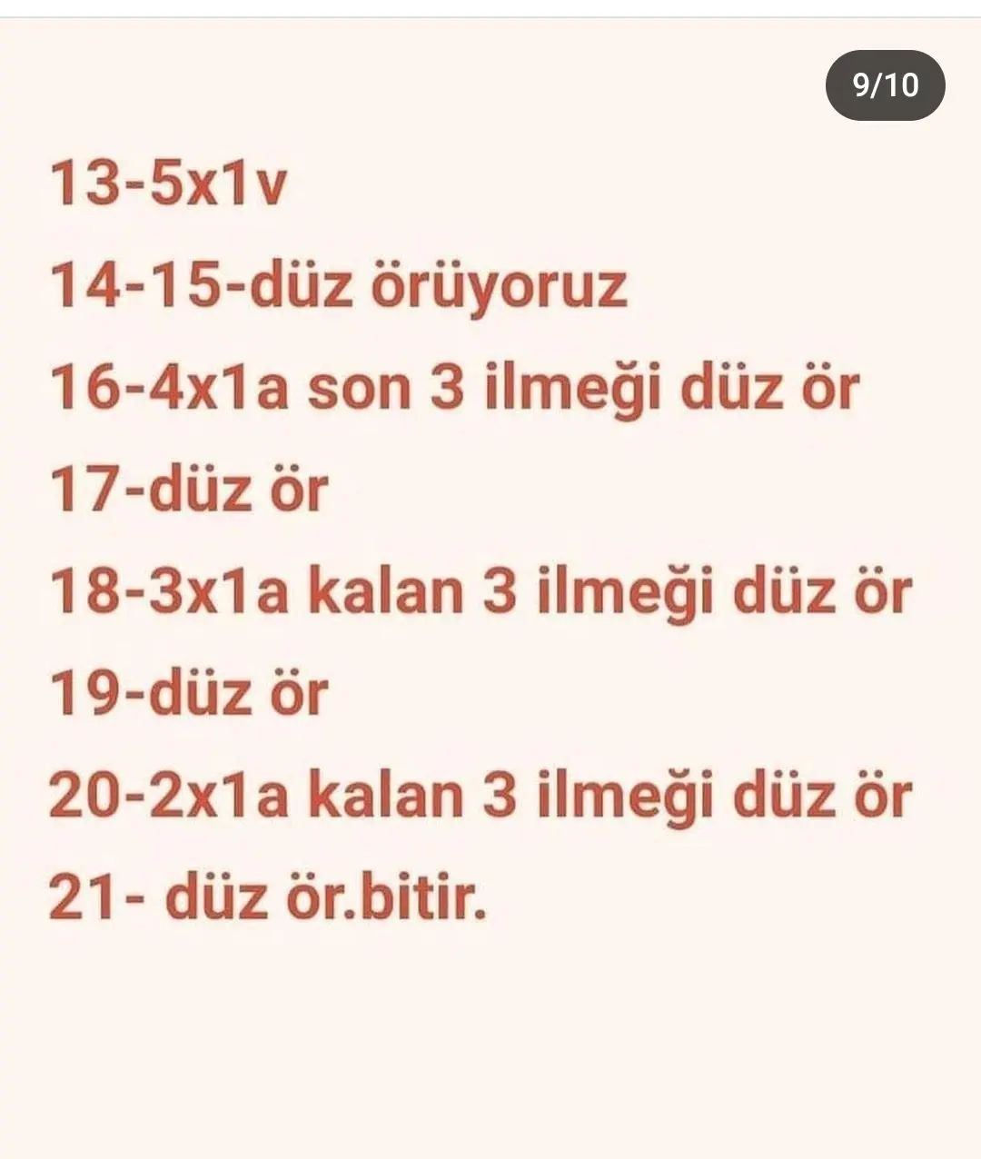 Şapka ve atkı takan penguen tığ işi modeli