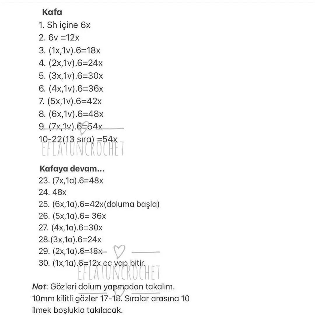 Şapka ve elbise giyen kahverengi saçlı bir bebek için tığ işi modeli.