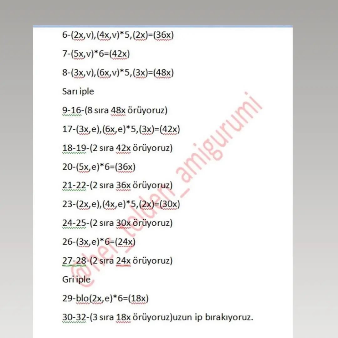 Tulum ve gömlek giyen bir farenin tığ işi modeli