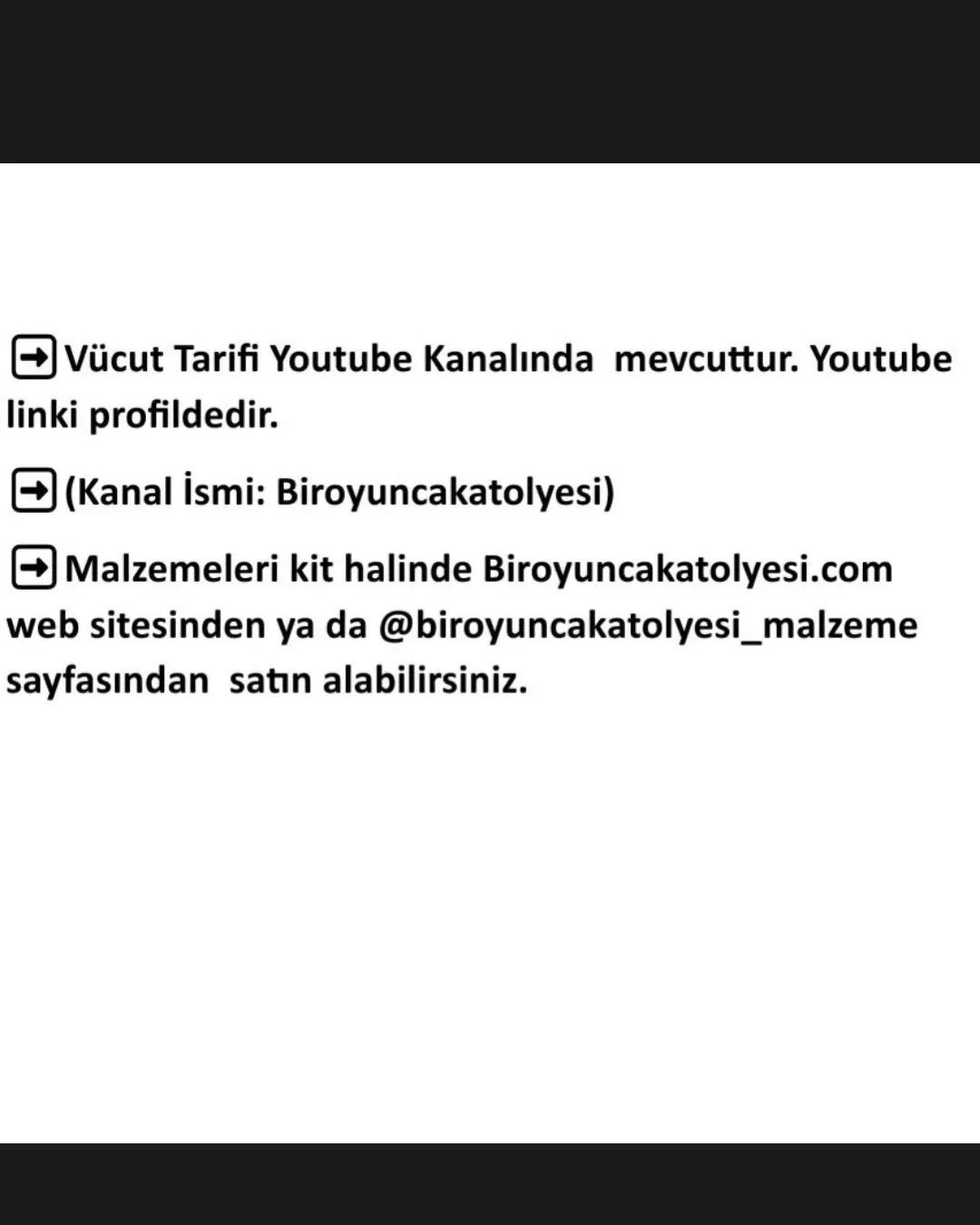 Turuncu saçlı, fiyonkla bağlanmış ve sarı bir elbise giyen bir bebek için tığ işi deseni.