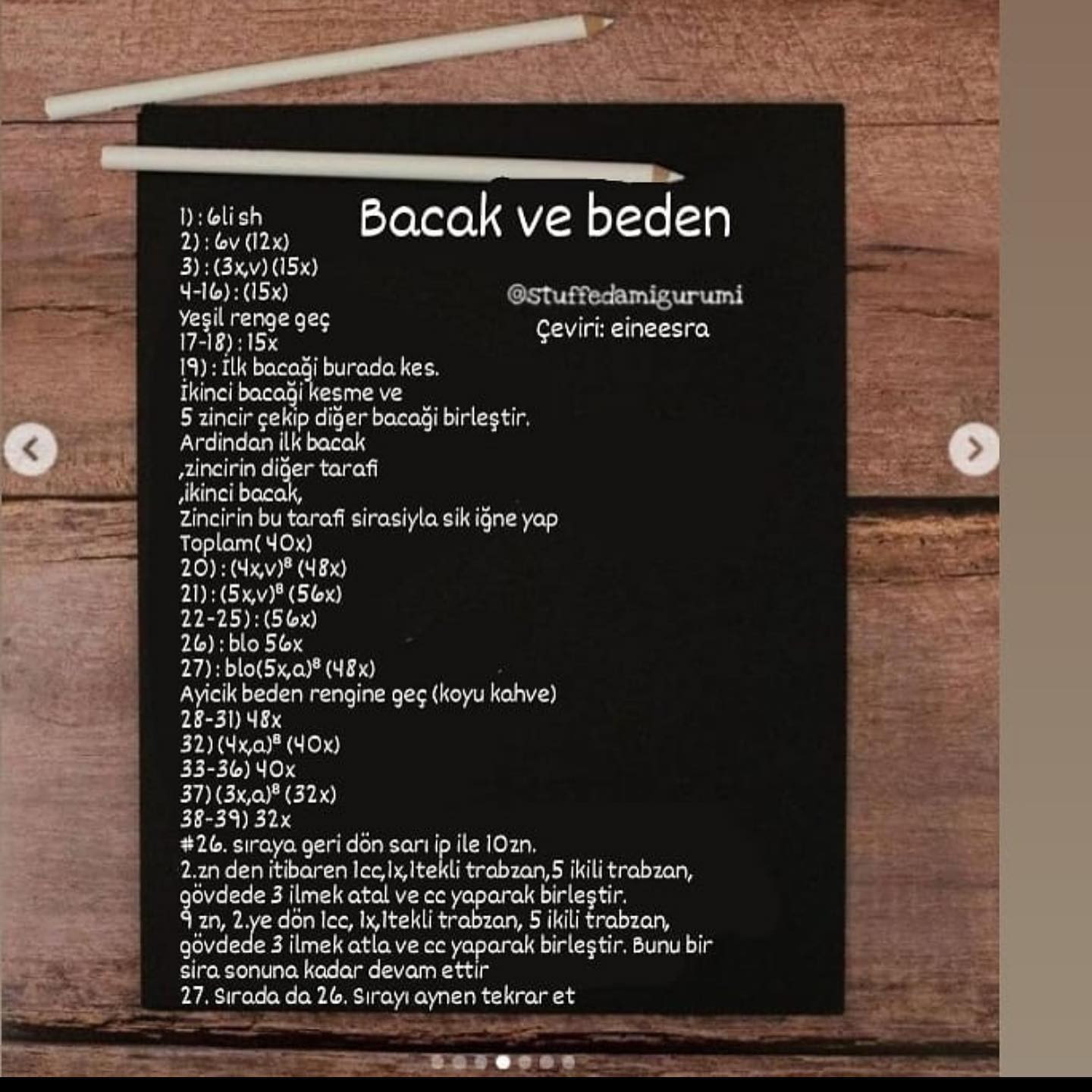 Geniş etek ve ayçiçeği giyen bir ayının tığ işi modeli