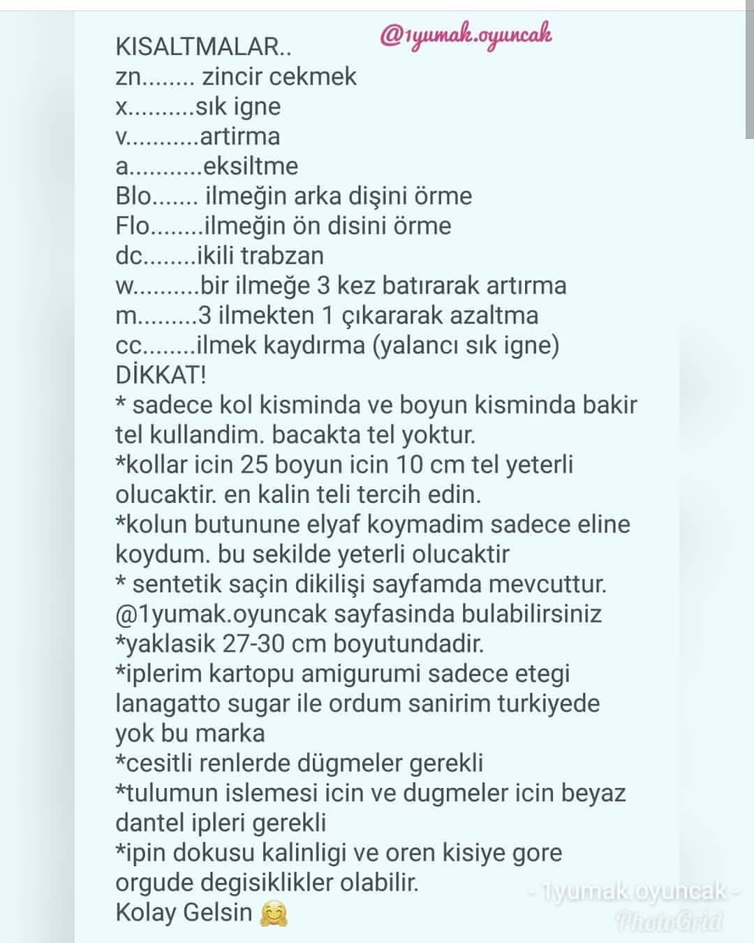 Kırmızı kloş elbise ve kızıl saçlı küçük bir kız bebek için tığ işi modeli.