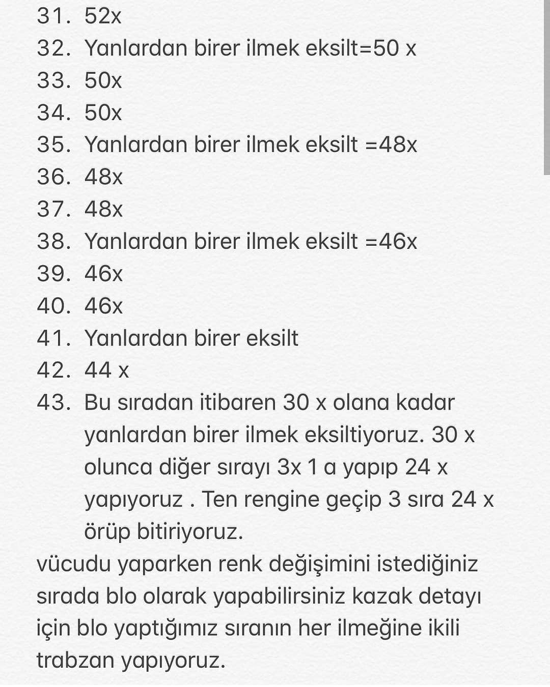 Mavi şapka ve mavi fiyonk takan bir köpek için tığ işi modeli