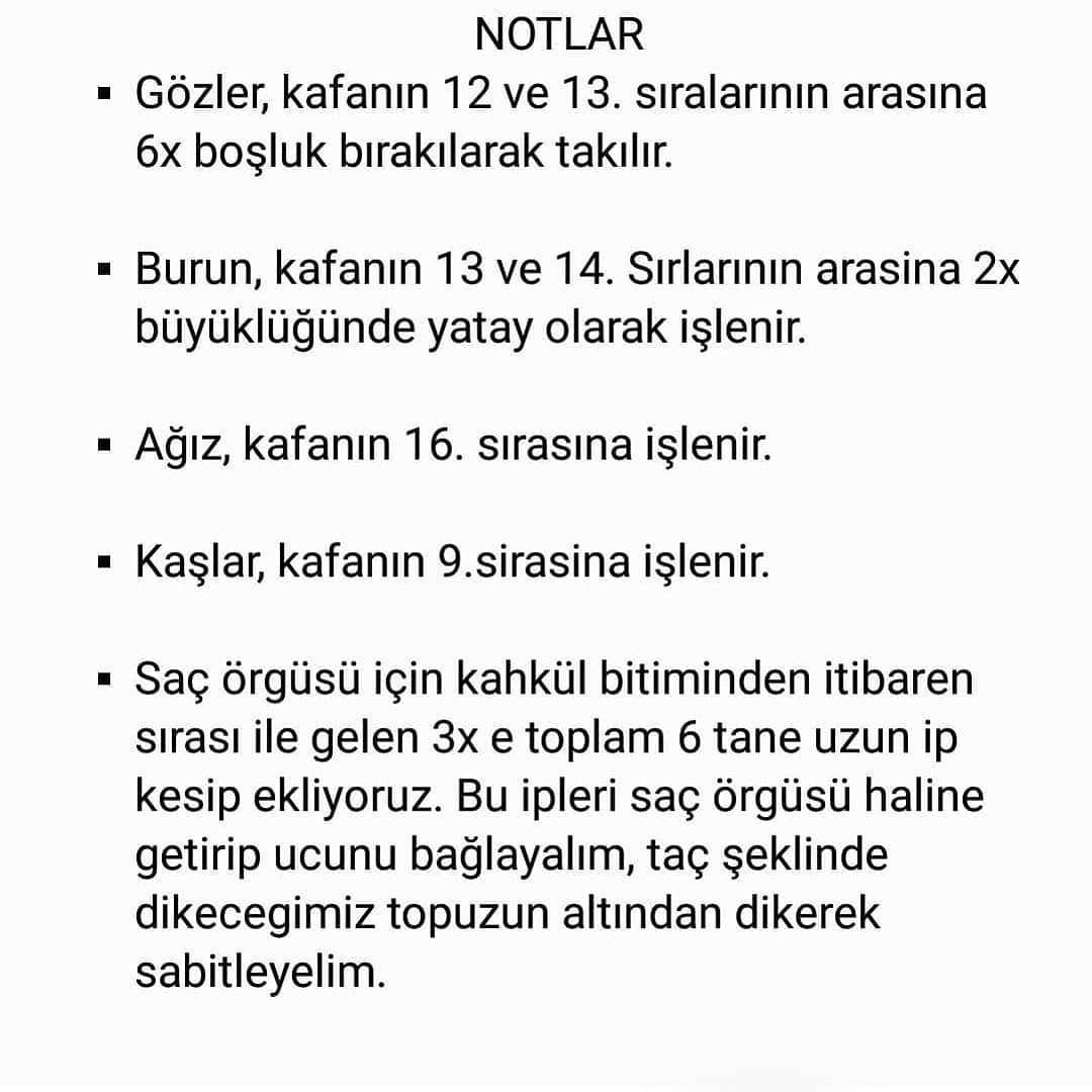 Örgülü saçlı sarı elbise giyen küçük kız bebek için tığ işi modeli