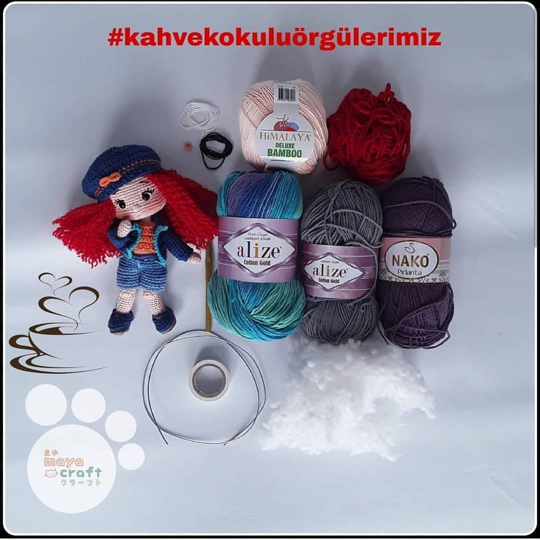 Şapka ve kot pantolon giyen kızıl saçlı küçük kız bebek için tığ işi modeli