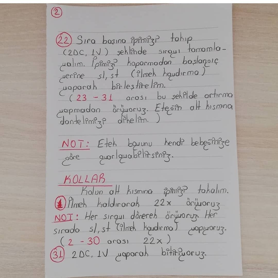 Sarı elbiseli ve kahverengi saçlı küçük kız bebek için tığ işi modeli.