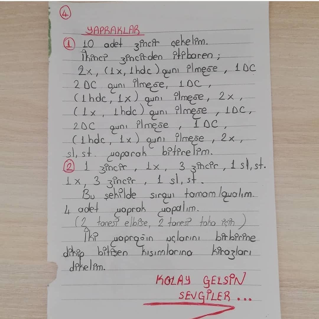 Sarı elbiseli ve kahverengi saçlı küçük kız bebek için tığ işi modeli.