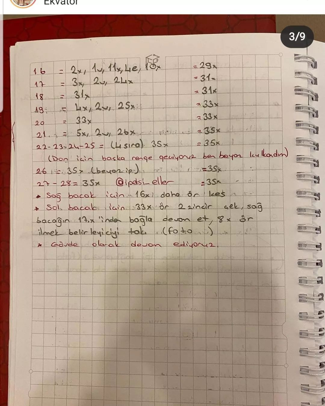 Tulum ve sarı gömlek giyen bir erkek bebek için tığ işi modeli.