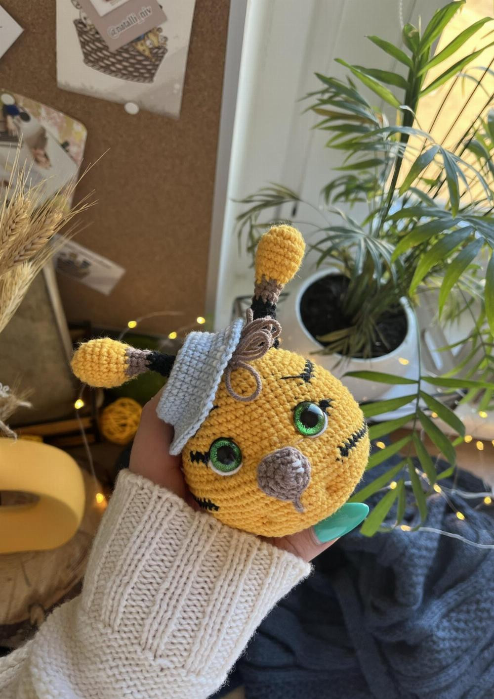 CROCHET PATTERN DEVIL BEE