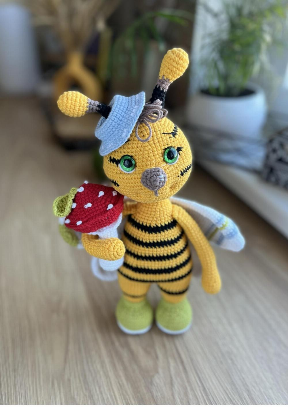 CROCHET PATTERN DEVIL BEE