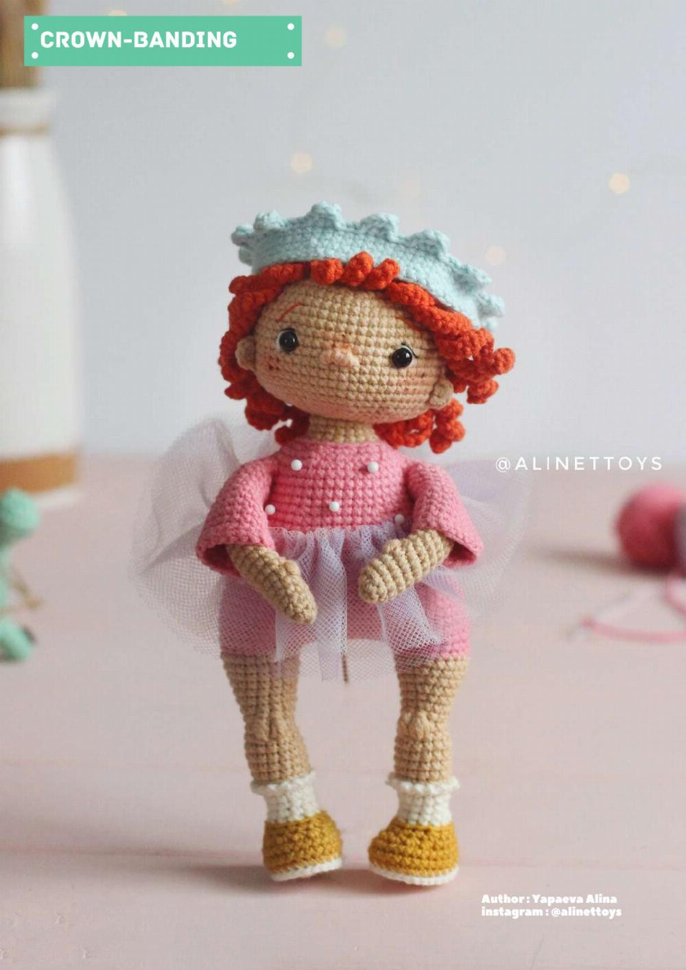 doll lili, Crochet pattern for a red-haired little girl doll wearing a hat and overalls, a dinosaur toy