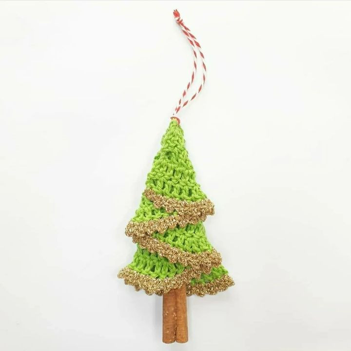 Christmas tree keychain crochet pattern