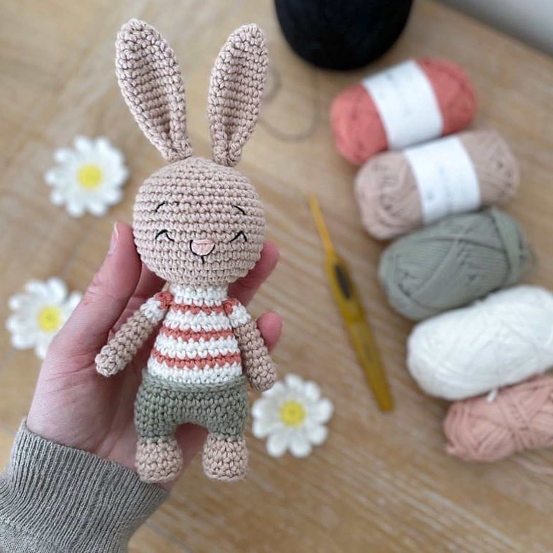 Crochet pattern for a rabbit wearing a shirt