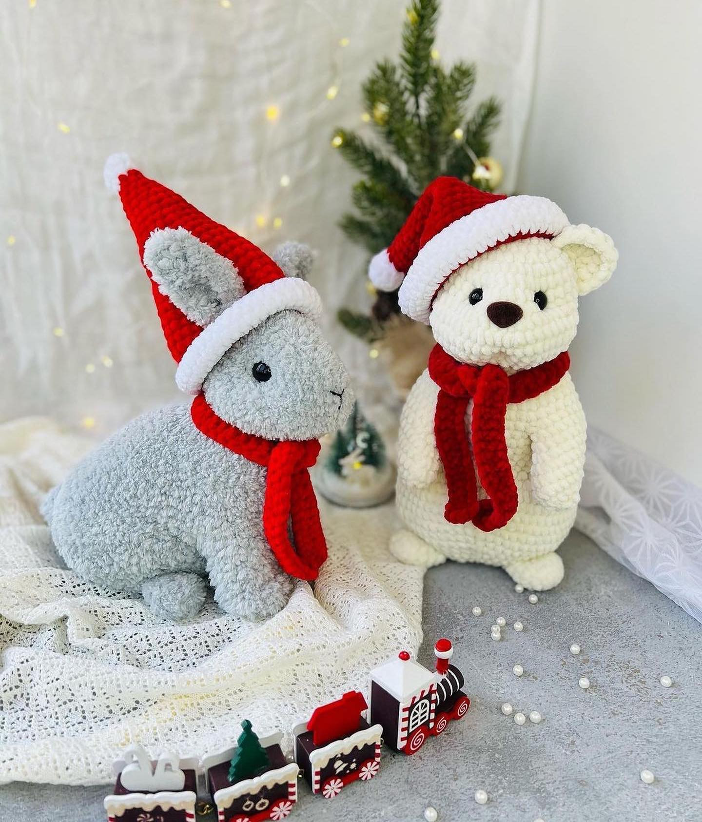 Crochet patterns for Santa hats and scarves