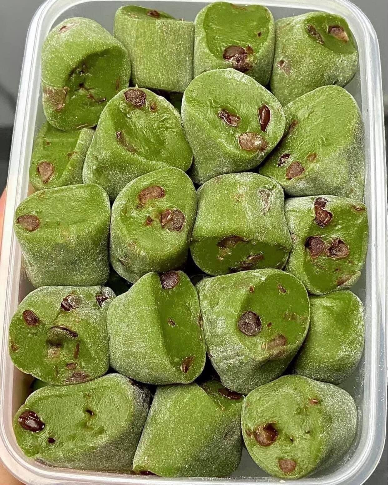 Bánh mochi matcha đậu đỏ.