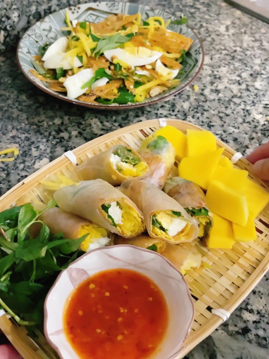 Bánh tráng cuốn xoài mực khô