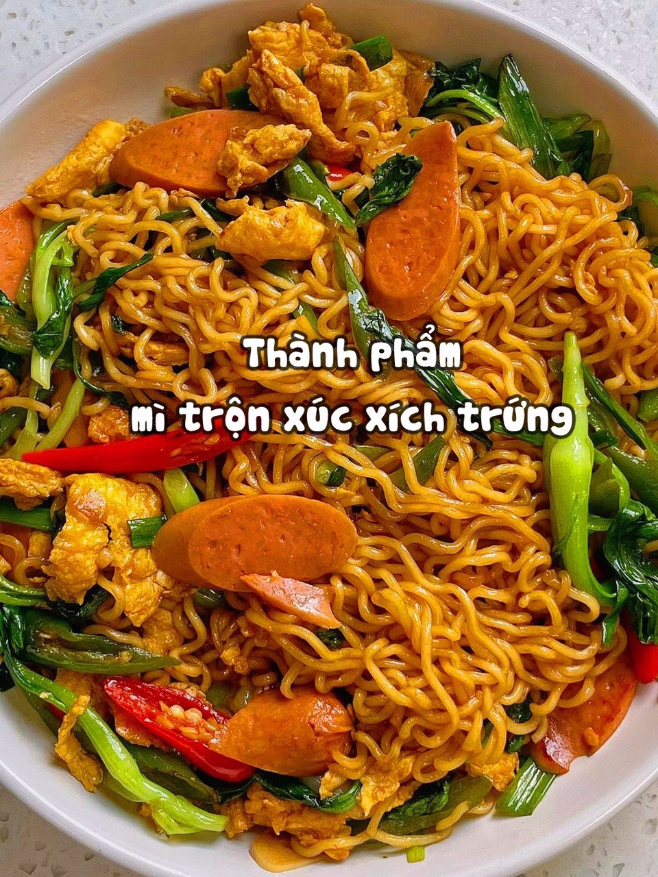 Công thức làm món mì trộn xúc xích trứng.