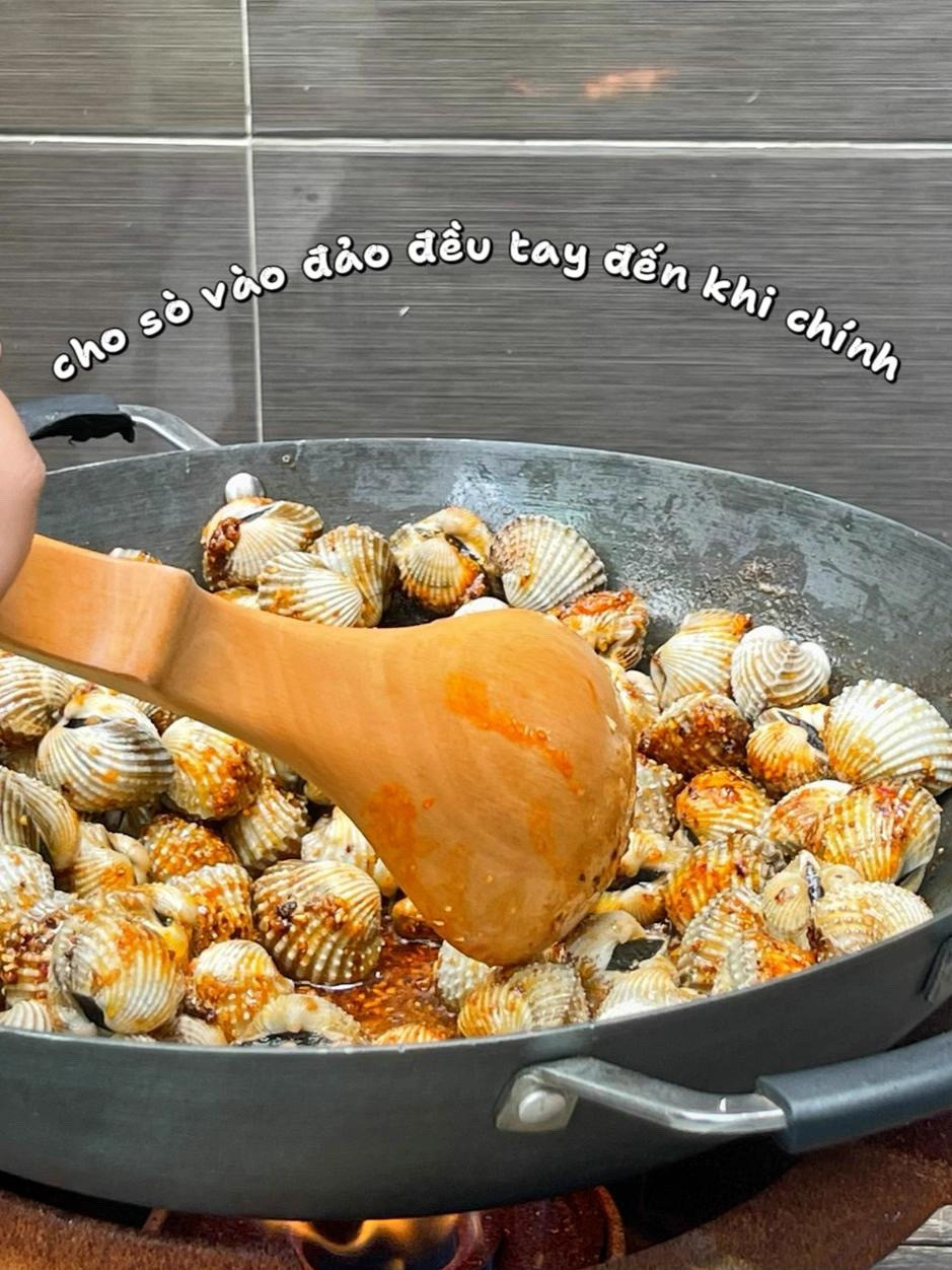 Công thức làm món sò huyết cháy tỏi.