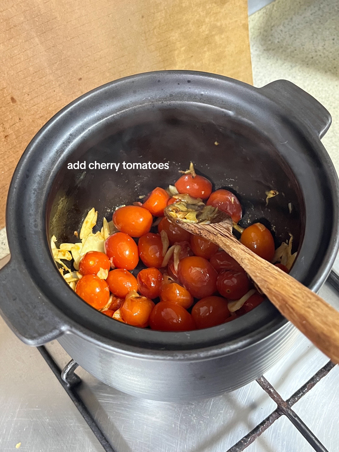 make tomato egg noodle soup
