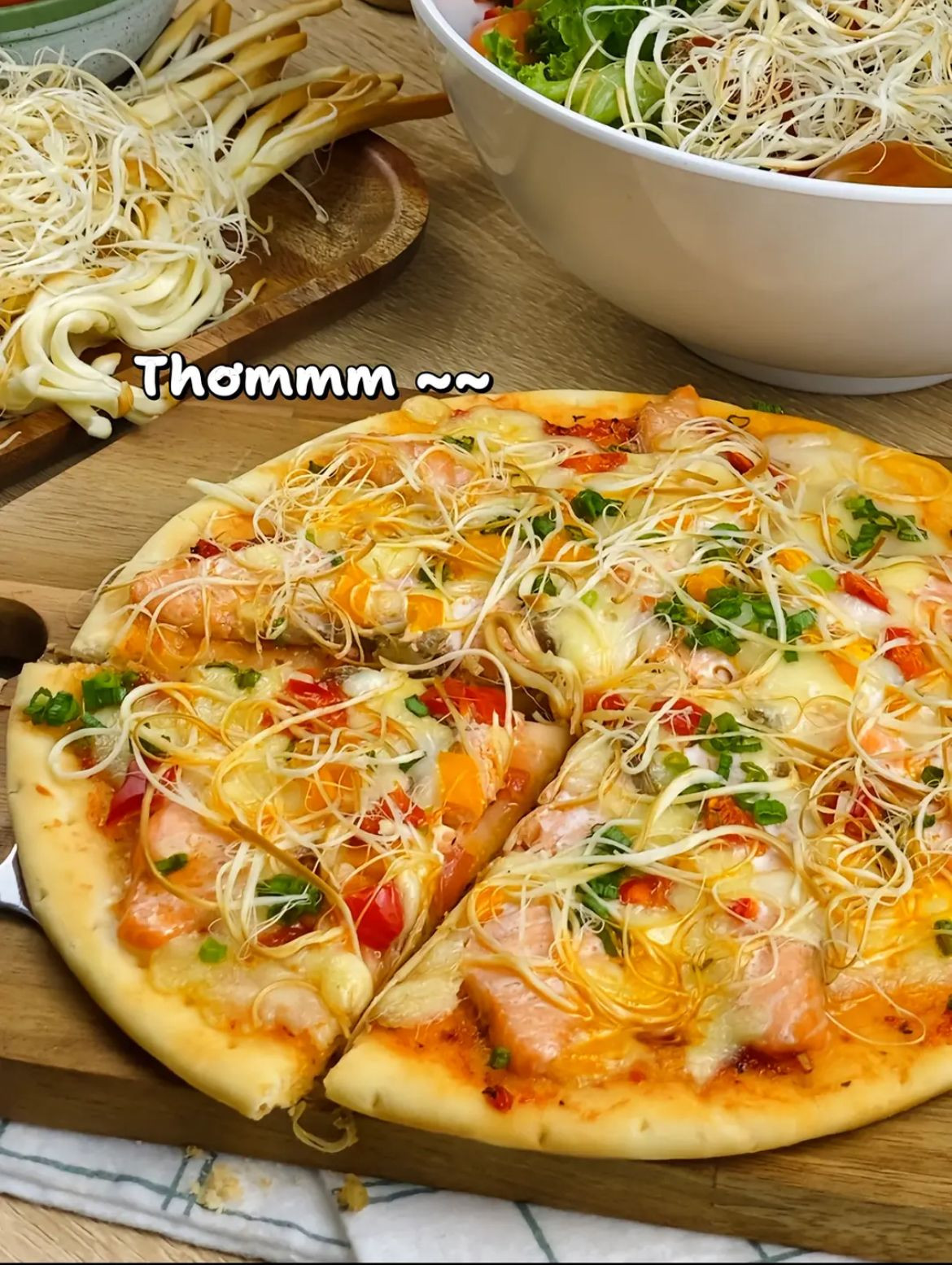 Pizza cá hồi phô mai hun khói ngon chấn động