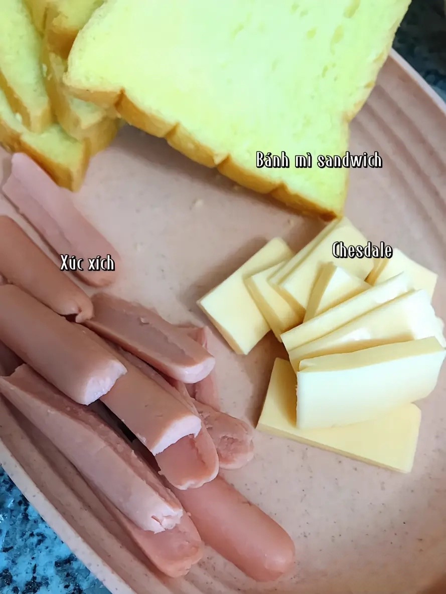 Sandwich cuộn xúc xích chesse