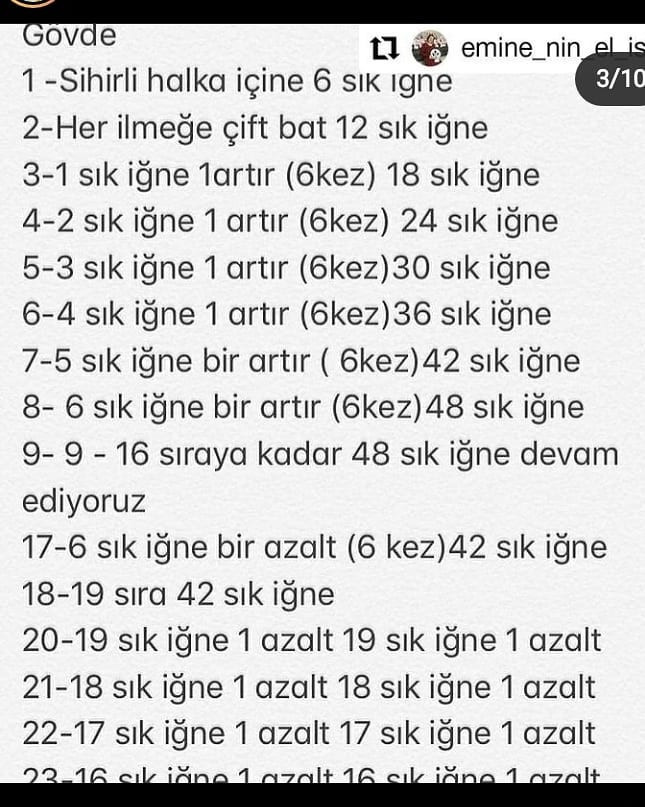 Balon tutan pembe bir elbise giyen beyaz tavşan tığ işi modeli.