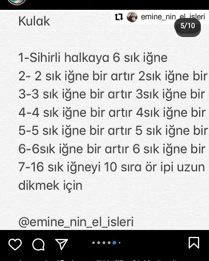 Balon tutan pembe bir elbise giyen beyaz tavşan tığ işi modeli.