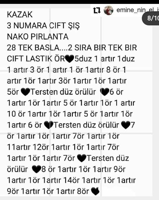 Balon tutan pembe bir elbise giyen beyaz tavşan tığ işi modeli.