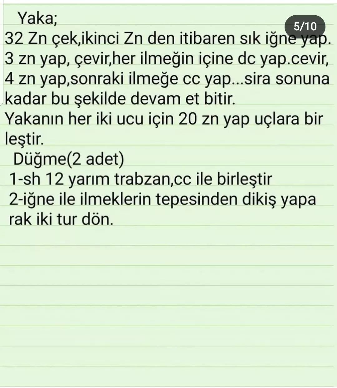 Bebek tığ işi modeli şapka ve kıyafet giyiyor