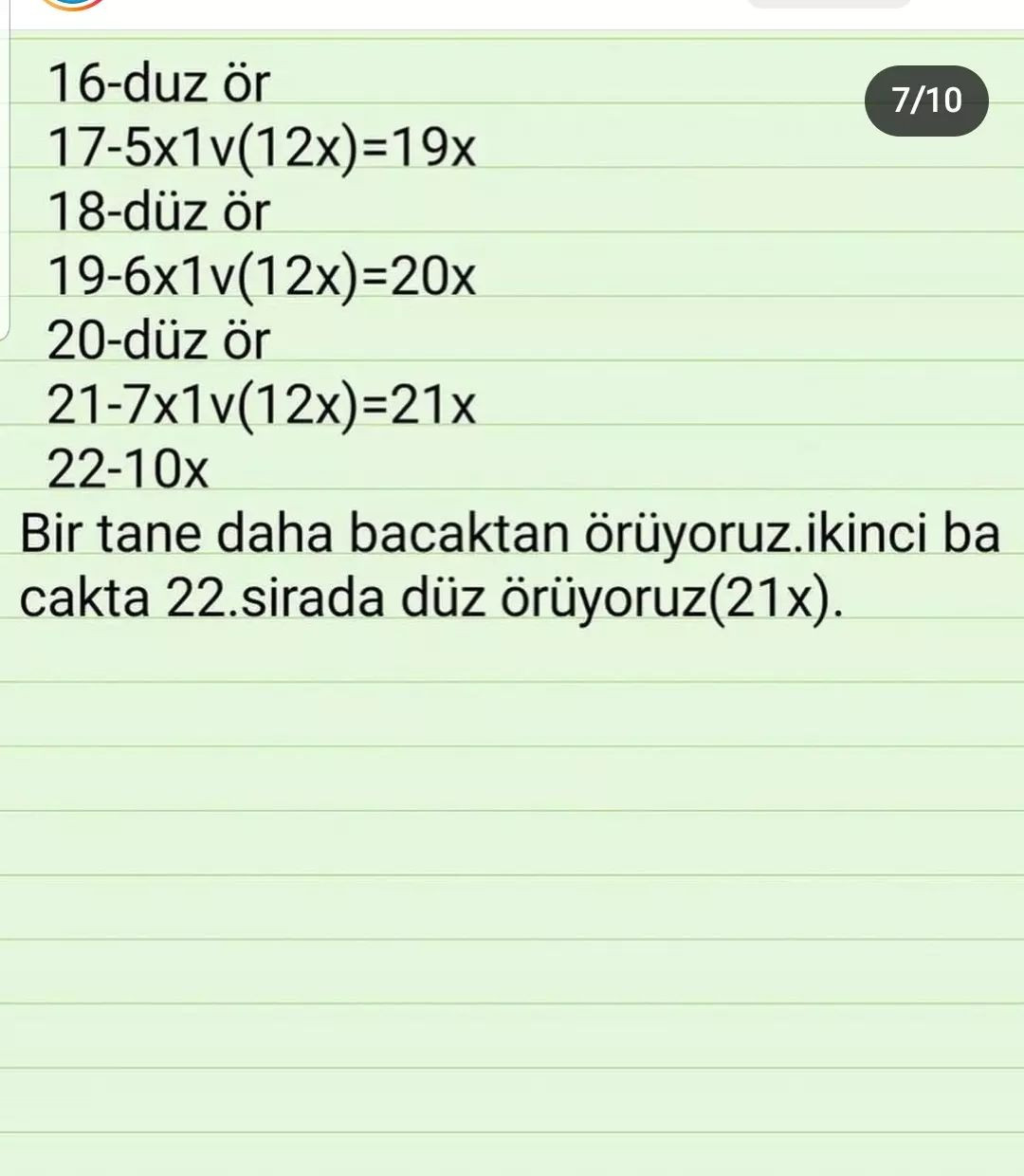 Bebek tığ işi modeli şapka ve kıyafet giyiyor