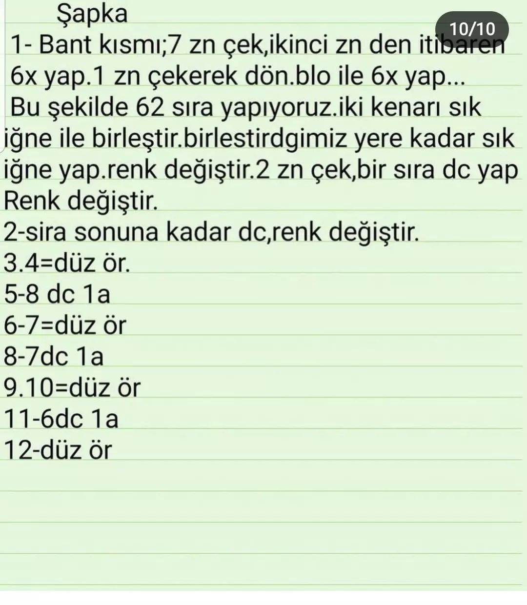 Bebek tığ işi modeli şapka ve kıyafet giyiyor