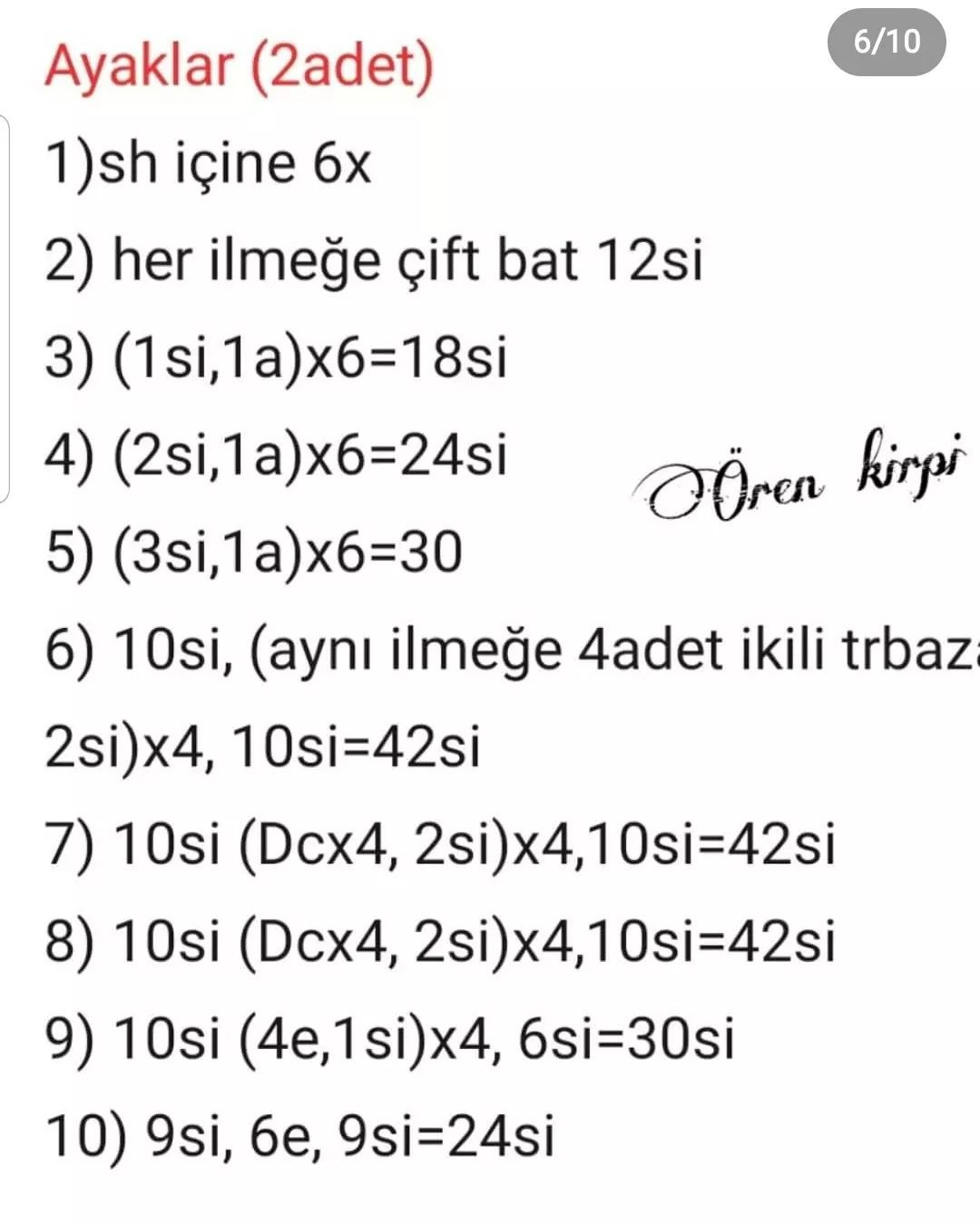 Bir kurdele ile fiyonk bağlanmış bir ayı için tığ işi modeli