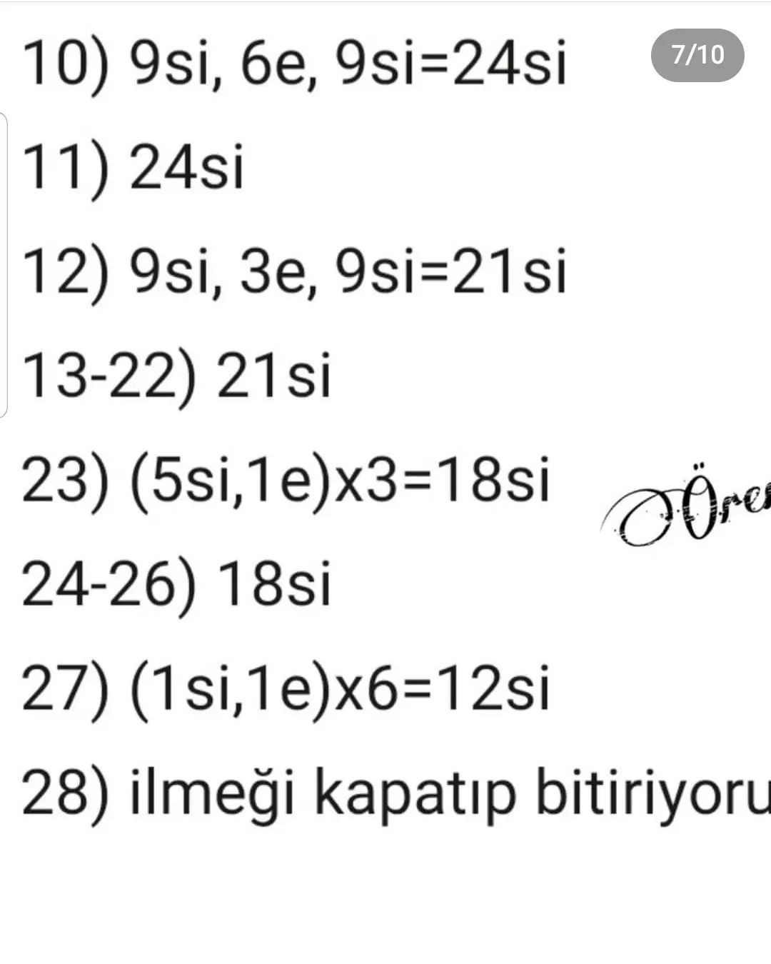 Bir kurdele ile fiyonk bağlanmış bir ayı için tığ işi modeli