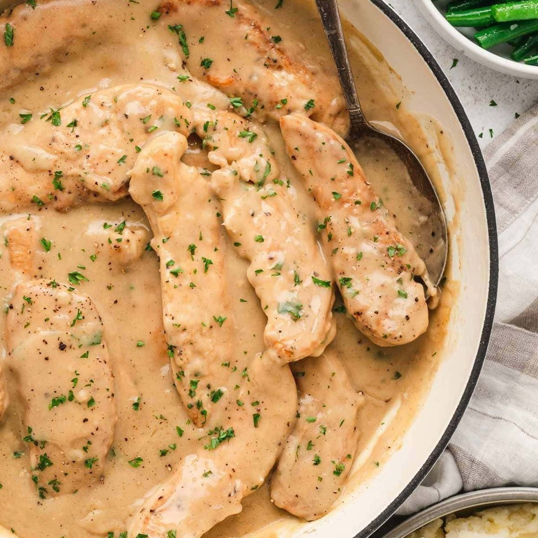 CHICKEN AND GRAVY⁠