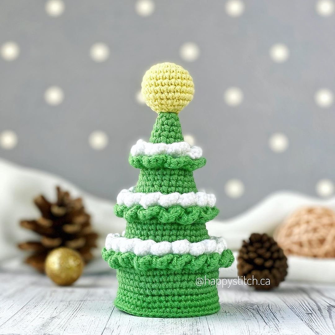 Christmas tree crochet pattern with ball on top