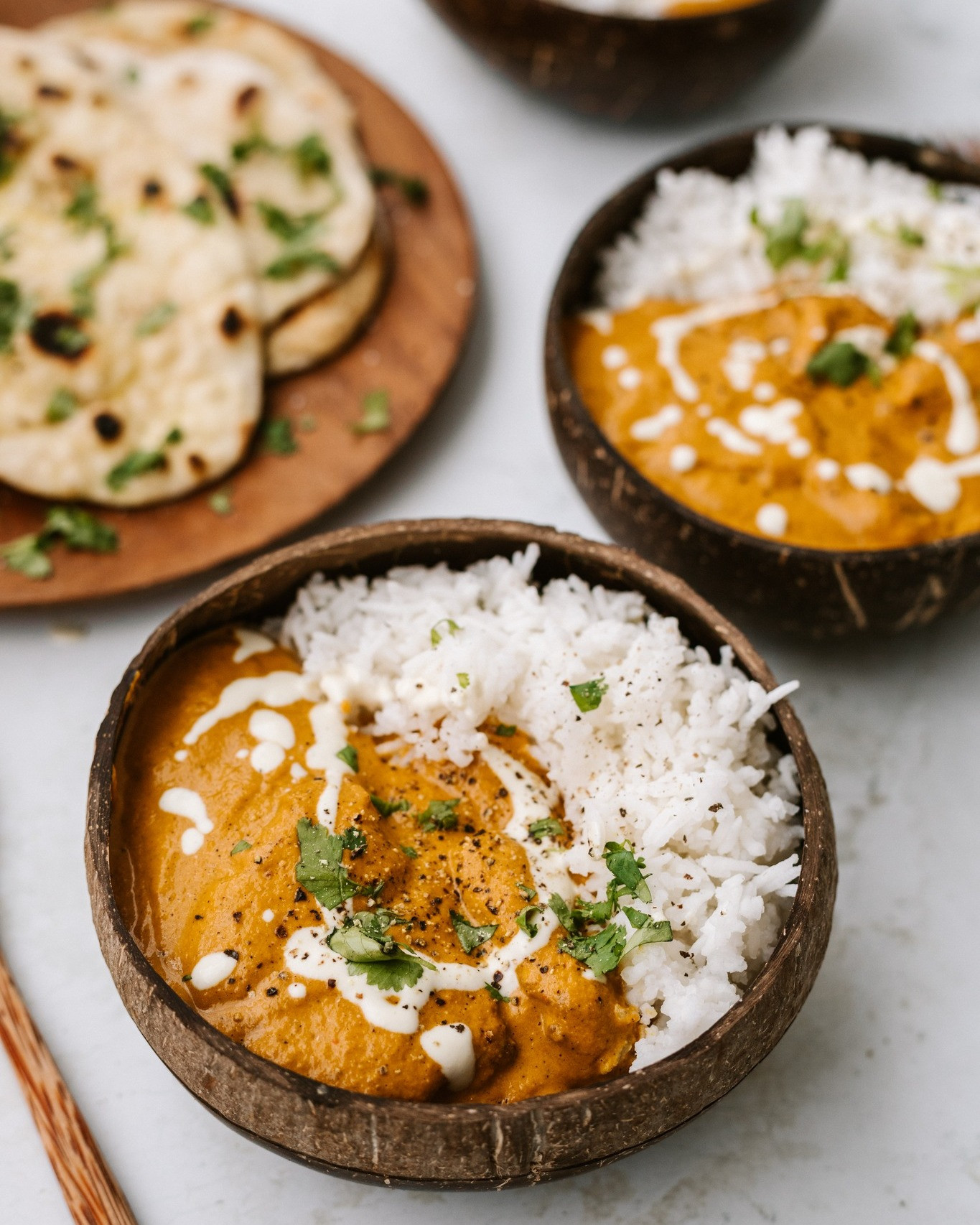 Craving something warming for dinner? 🔥 Hit SAVE on this creamy Butter Tempeh with Garlic Naan! 🤤