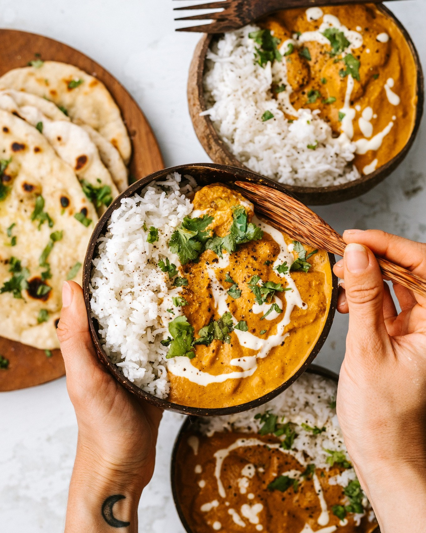 Craving something warming for dinner? 🔥 Hit SAVE on this creamy Butter Tempeh with Garlic Naan! 🤤