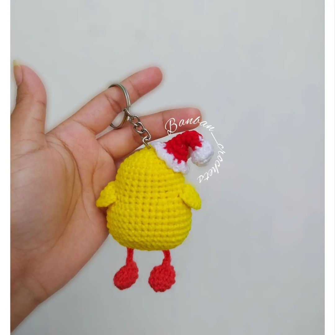 crochet pattern for keychain chicks wearing Christmas hats