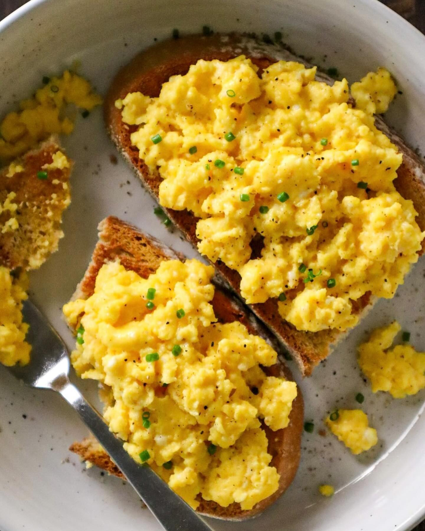 Garlicky Cottage Cheese Scrambled Eggs