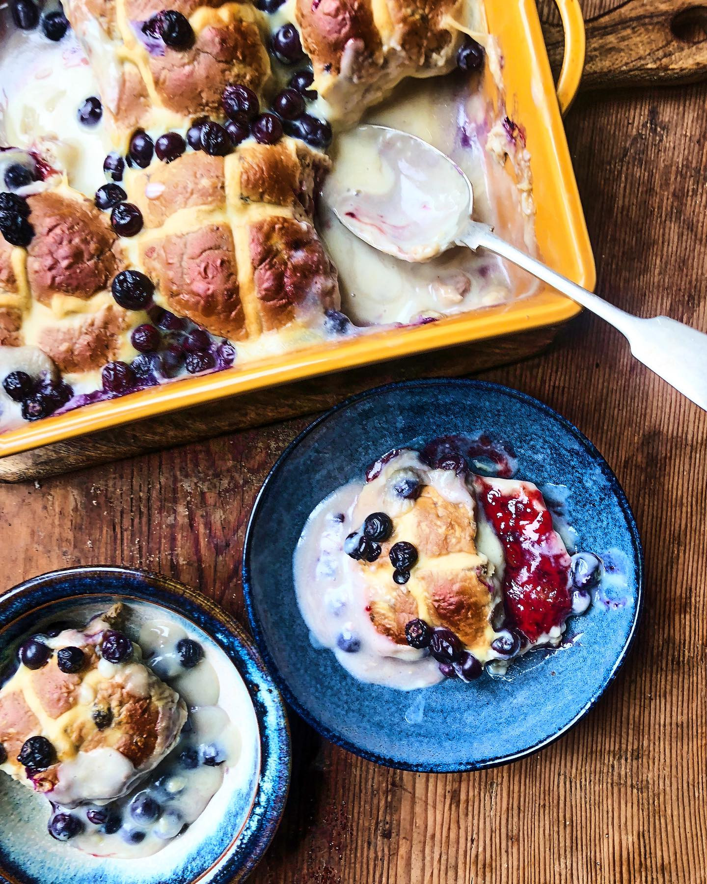 Happy Easter 🐣 Hot cross buns pudding with Cardamom custard 🥰