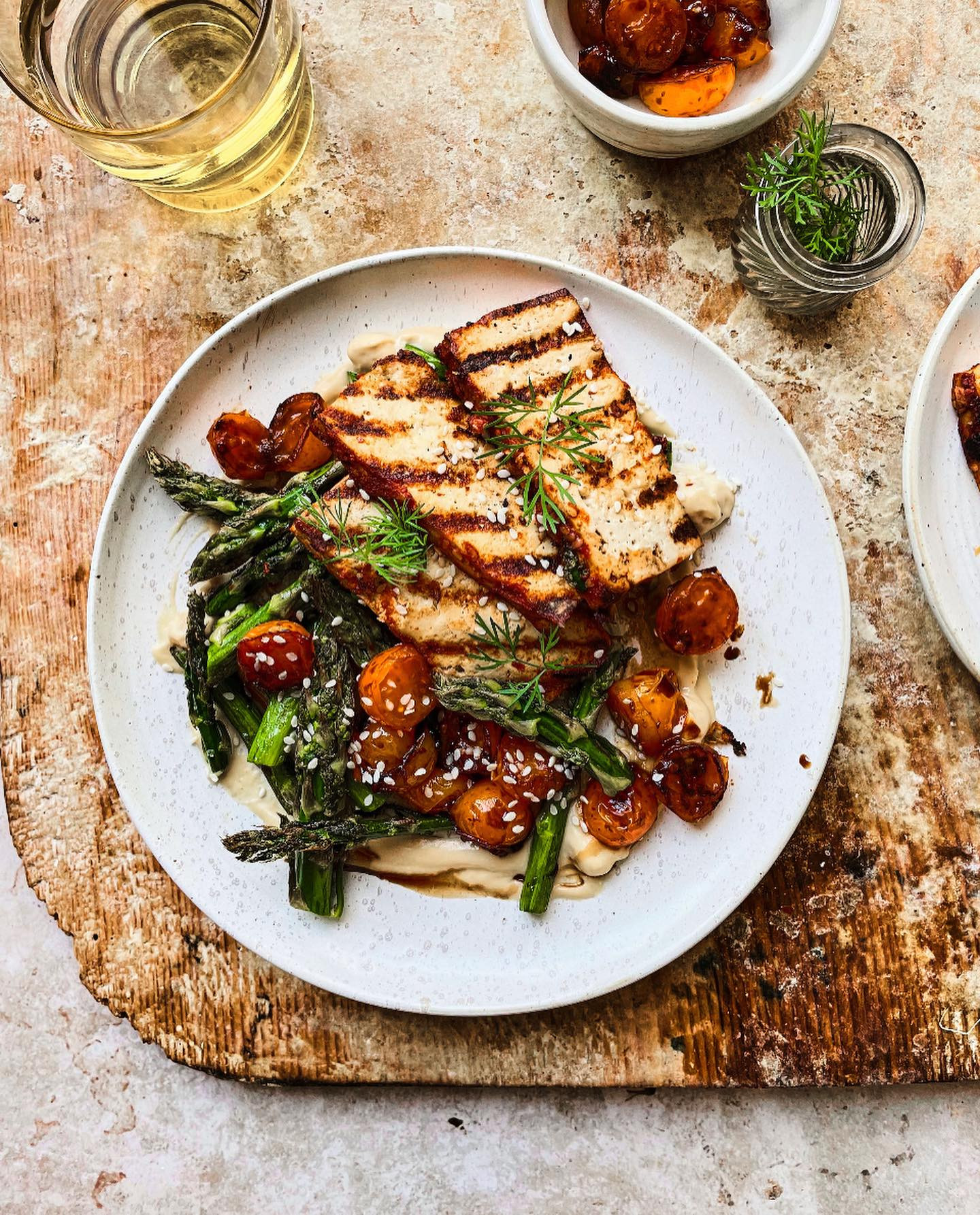 Here’s the recipe for my charred tofu with hummus, asparagus and blistered tomatoes ❤️