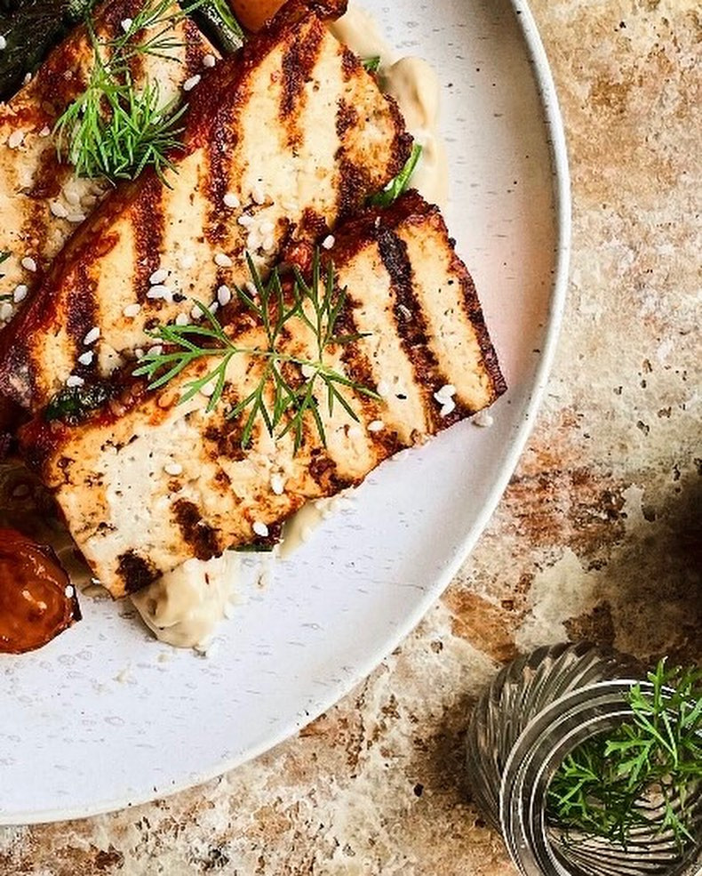 Here’s the recipe for my charred tofu with hummus, asparagus and blistered tomatoes ❤️