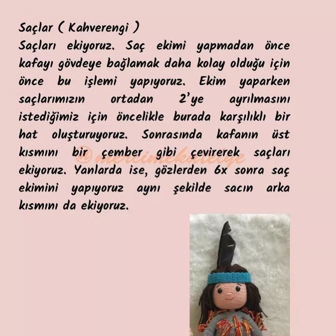 Kafasında eşarp olan bir bebek için tığ işi modeli