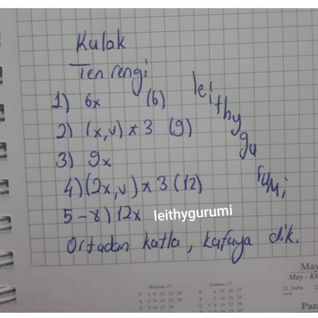 Kırmızı bir eşarpla sarılmış beyaz koyun çıngırağı için tığ işi modeli.