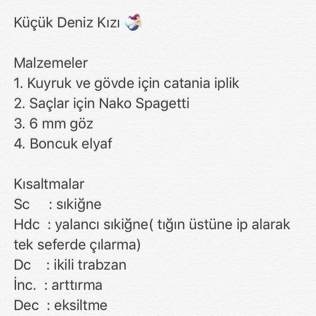 Kızıl saçlı ve mavi balık kuyruğu ile deniz kızı için tığ işi modeli